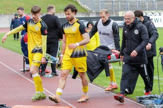 Fußball-Oberliga: Vierter Heimsieg in Folge spielt beim VFC Plauen kurzzeitig keine Rolle - VFC-Torhüter Karl Pischon musste in der Nachspielzeit nach einem Foul verletzt vom Platz getragen werden.