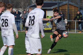 Fußball-Oberliga: Warnschuss im Testspiel kommt für den VfB Auerbach zur rechten Zeit - Auerbachs Felix Hache versucht sich hier gegen die SpVgg Bayern Hof an einem direkten Freistoß. Er wurde aus dem Mittelfeld in die Innenverteidigung zurückgezogen.