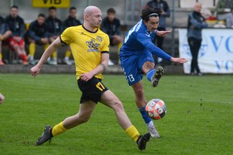 Fußball-Oberliga: Was dem VfB Auerbach zu einem Spitzenplatz fehlt - Aleksandrs Guzlajevs (links) versucht den Schuss des zweifachen Magdeburger Torschützen Jason Ceka zu blocken.