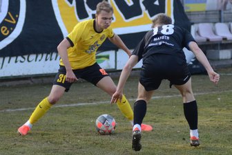 Fußball-Oberliga: Wieso das Heimspiel des VfB Auerbach für Sprachlosigkeit sorgte - Beim ersten Heimspiel des Jahres: Auerbachs Luis Werrmann (links) probiert hier, an Halberstadts Valentin Masuth vorbeizukommen.