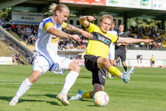 Fußball-Oberligist VfB Auerbach gewinnt auch zweite Testpartie - Luis Werrmann (rechts) stand in der Hinrunde noch für den VFC Plauen auf dem Platz - hier im Duell gegen den Jenaer Nils Butzen.
