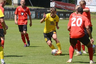 Fußball-Oberligist VfB Auerbach gewinnt erstes Testspiel mit 18:0 - Rückkehrer Vojtech Cermus (am Ball) traf im ersten Testspiel gegen Selbitz mehrfach.