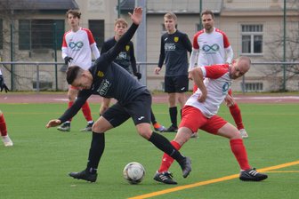 Fußball: Oelsnitzer brennen in Annaberg das nächste Offensivfeuerwerk ab - Marcus Seim (l.), hier im Duell mit Annabergs Josef Unger, erzielte beim 8:2-Sieg des OFC vier Treffer und setzte sich mit jetzt 15 Toren an die Spitze der Torjägerliste in der Erzgebirgsliga.