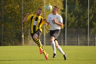Fußball: Oelsnitzer retten gegen Neustädtel in letzter Sekunde das Remis - Im wahrsten Sinne des Wortes ein Duell auf Augenhöhe liefern sich hier Neustädtels Kevin Krickemeier (l.) und Patrick Wendler vom Oelsnitzer FC. Beide Teams trennten sich am Sonntag 2:2.