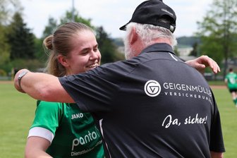 Fußball: Oelsnitzerin wechselt in die 2. Bundesliga - Merkurs Ina Zypro – hier umarmt von Trainer Steffen Petermann – beendet aus beruflichen Gründen ihre Laufbahn.