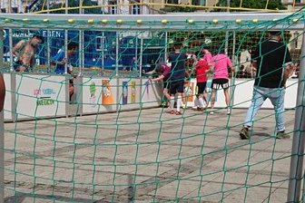 Fußball, Party und Informationen - Schnappschuss vom Streetsoccer-Endspiel.