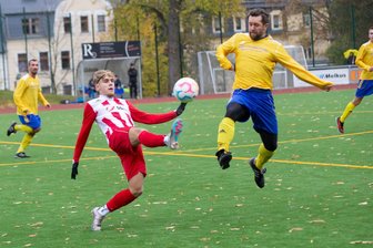 Fußball: Personell angeschlagene Annaberger erwarten Angstgegner - In der vergangenen Saison musste sich der VfB Annaberg (mit Devon Klitzke) den Mülsenern um Robert Bauer (r.) gleich zweimal geschlagen geben.