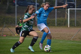 Fußball: Platzt der Herolder Knoten bei Chemie? - Bislang hatten Resi Bergelt (l.) und die Fußballerinnen des ESV Eintracht Thum-Herold in der Landesliga nicht viel Grund zum Jubeln.