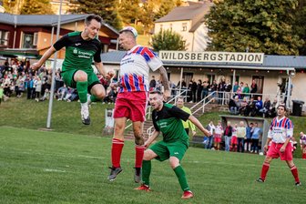 Fußball: Pobershauer Traditionself feiert Debüt vor großer Kulisse - Bei dieser Flanke kämpfen Markus Mehnert (links) und Armin Pistorius aus der aktuellen Mannschaft um den Ball, auf den es aber auch Jörg Magener (Mitte) aus der Traditionself abgesehen hat.