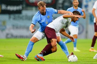 Fußball-Regionalliga: Brügmanns goldener Abstauber bringt Sieg für Chemnitzer FC - Felix Brügmann (links), hier im Zweikampf mit Niklas Brandt, erzielte das 1:0 für den CFC. 