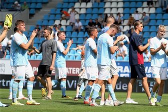 Fußball-Regionalliga: Chemnitzer FC kann aus Überzahl kein Kapital schlagen - Die CFC-Spieler bedanken sich bei den Fans, die Enttäuschung ist ihnen anzumerken.