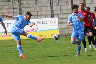 Fußball-Regionalliga: Chemnitzer FC will nichts von der „Goldenen Ananas“ wissen - Roman Eppendorfer (l.) erzielte mit einem schönen Volleyschuss das 1:0 für den Chemnitzer FC. Foto: