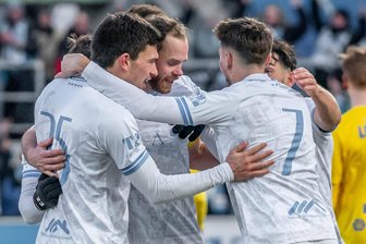 Fußball-Regionalliga: Heimstarke Chemnitzer heiß auf auswärtsstarke Thüringer - Im heimischen Stadion klappt es besser. Hier jubeln die Chemnitzer über das 1:0 von Kapitän Tobias Müller (Mitte) gegen Lok Leipzig.