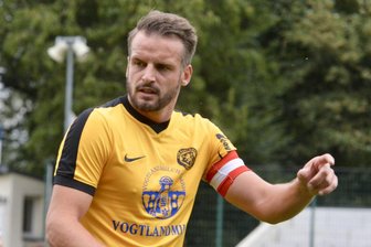 Fußball-Regionalligist VfB Auerbach verlängert mit Kapitän Schlosser - 