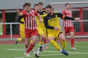 Fußball, Ringen, Volleyball: Was sportlich geboten wird am Wochenende in Stollberg und Umgebung - Michael Neubert (l), der in Irland arbeitet, kann seinem FC Stollberg zurzeit nur sporadisch helfen – wie hier zuletzt beim Heimsieg gegen den Oelsnitzer FC.