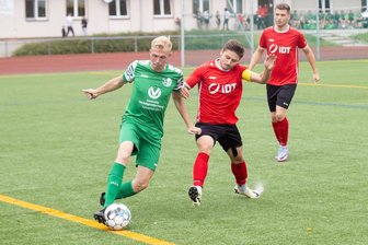 Fußball-Sachsenklasse: Annaberger Fußballer fegen Eiche Reichenbrand vom Platz - Richie Schulze (Mitte), der hier Reichenbrands William Ehrhardt den Ball abluchsen will, trug sich beim 4:0 des VfB Annaberg gegen Eiche auch in die Torschützenliste ein.