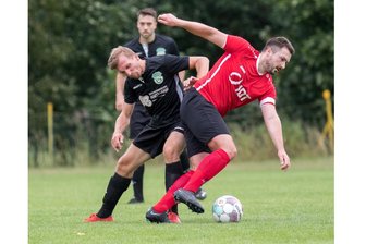 Fußball-Sachsenklasse: Annaberger Lauf geht ungebremst weiter - Tommy Meyer (r., hier in einem früheren Spiel gegen den SV Lichtenberg) erzielte den goldenen Treffer für den VfB Annaberg beim VfB Auerbach II.