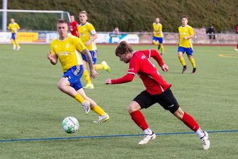 Fußball-Sachsenklasse: Annaberger Rumpfelf überzeugt mit Kampfgeist - Zwei Torschützen unter sich, hier aber im Hinspiel: Lucas Walther (r.) traf zum Ausgleich für den VfB Annaberg, Luca Hanke hatte Mülsen zuvor in Führung gebracht.