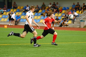 Fußball, Sachsenklasse: Annaberger zeigen gegen Syrau ihr anderes Gesicht - Lukas Walther (r.), hier im Zweikampf mit dem Syrauer Bastian Wolf, legte mit seinem Doppelpack den Grundstein für den Erfolg.