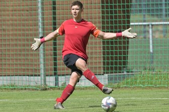 Fußball-Sachsenklasse: Auch im dritten Jahr setzt sich der SV Blau-Gelb Mülsen bescheidene Ziele - Vize-Kapitän und SV-Torwart Moritz Tomann im Test gegen den VfB Fortuna Chemnitz II. Am Spiel im Ballbesitz wollen die Mülsener in der Vorbereitung arbeiten.