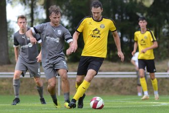Fußball-Sachsenklasse: Auerbach II rutscht in den Tabellenkeller - Bisher gelang dem VfB II nur ein 4:0-Sieg gegen Rapid Chemnitz. Im Foto Marcel Dressel (am Ball), der damals das 3:0 erzielte.