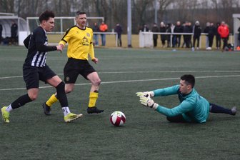 Fußball-Sachsenklasse: Auerbach II und Irfersgrün verlieren ihre Heimspiele mit 1:2 - Der Stollberger Vin Leon Matzke (links) scheitert hier an VfB-Torhüter Christian Leucht. Dahinter Auerbachs mitkickender Trainer Steve Gorschinek.