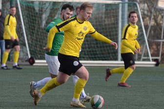Fußball-Sachsenklasse: Auerbach II verliert überraschend deutlich gegen Thalheim - Veit Kramer behauptet hier den Ball gegen den Thalheimer Nico Groschopp.