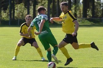 Fußball, Sachsenklasse: Auerbacher Offensivmänner treffen gegen Reichenbrand das Tor nicht, dafür macht die Hintermannschaft alles dicht - Markus Möckel (links) und Marcel Dressel vom VfB Auerbach II probieren hier Reichenbrands Lukas Korb zu stoppen.