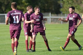 Fußball-Sachsenklasse: Aufsteiger Irfersgrün steht durch Schützenhilfe von Oelsnitz auf Platz 1 - Die Irfersgrüner jubeln hier nach dem 2:0 von Marcel Günther (Dritter von links).