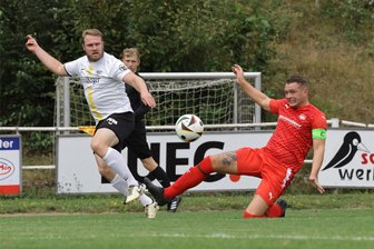 Fußball-Sachsenklasse: Aufsteiger Lichtenstein in Hälfte eins zu naiv und brav - Der Freiberger Rico Thomas (links) kommt gegen Lichtensteins Kapitän Toni Schmidt zum Flanken und bereitet damit das frühe 1:0 für die Gäste vor.