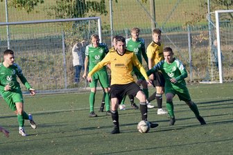 Fußball-Sachsenklasse: Blau-Gelb Mülsen passt bei Eckball gegen Eiche Reichenbrand nicht richtig auf - Michael Herbst (am Ball) kam mit Blau-Gelb Mülsen am Sonntag zu einem Unentschieden gegen Eiche Reichenbrand.