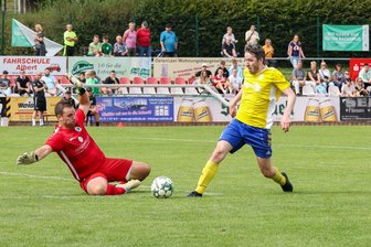 Fußball-Sachsenklasse: Blau-Gelb Mülsen startet mit Niederlage bei Merkur Oelsnitz - Michael Herbst (rechts) hatte für Mülsen die zwischenzeitliche Führung auf dem Fuß.