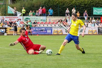 Fußball-Sachsenklasse: Blau-Gelb Mülsen wartet weiter auf die ersten Punkte - Der Mülsener Michael Herbst (rechts/Szene aus dem Spiel in Oelsnitz) erzielte gegen Rapid Chemnitz das 1:0. Die Führung hielt allerdings keine 60 Sekunden, am Ende fuhren die Gäste mit leeren Händen aus Chemnitz in die Heimat.