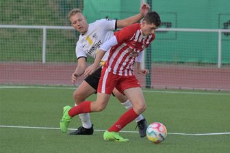 Fußball-Sachsenklasse: BSC Freiberg muss in Stollberg trotz Führung als Verlierer vom Platz - Auch der zurückgekehrte Kapitän Julius Christopher Otto, der hier den Stollberger Torjäger Nicolas Förster zu stoppen versucht, konnte die dritte Punktspielniederlage in Folge für den BSC nicht verhindern.