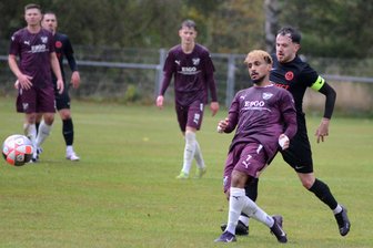 Fußball, Sachsenklasse: BSV Irfersgrün kämpft sich in hitziger Partie zurück - Ashraf Ghaleb (vorn) machte für Irfersgrün den 1:1- Ausgleichstreffer. Meeranes Fabian Erler bedrängt ihn hier bei seinem Torschussversuch.