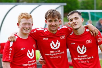 Fußball-Sachsenklasse: Darum gab es beim Oberlungwitzer SV ein echtes „Hammer“-Tor - Mit Dominik Seifert, Ben Hammer und Ilirjan Tavani (v.l.) sorgte ein junges Trio für die Tore beim Oberlungwitzer SV.