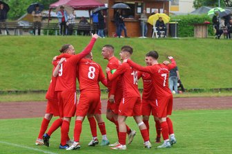 Fußball-Sachsenklasse: Der Kapitän geht bei Fortschritt Lichtenstein von Bord - Kapitän Toni Schmidt (Mitte) und das Fortschritt-Team konnten in der Rückrunde oft jubeln.