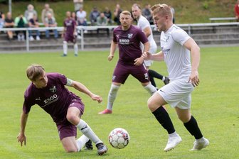 Fußball-Sachsenklasse: Drei Vogtländer siegen, nur Auerbach II verliert - Irfersgrüns Tobias Günther (links) versucht hier, den Thalheimer Tom Vincent Müller zu stoppen.