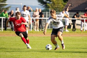 Fußball-Sachsenklasse: Drei vogtländische Mannschaften in den Top 4 - Tom Limmer (rechts am Ball) traf in Stollberg zum 1:0 für den SC Syrau.