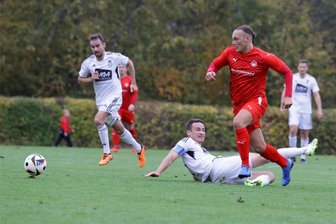 Fußball-Sachsenklasse: Dritte Niederlage in Serie für Fortschritt Lichtenstein - Max Gehrmann mit einer dynamischen Aktion der Gastgeber, doch auch er konnte die Lichtensteiner Heimniederlage nicht verhindern.