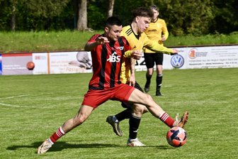 Fußball-Sachsenklasse: ESV Lok Zwickau hört im Derby gegen Mülsen nach 20 Minuten auf zu spielen - Philipp Mitzscherling (links) und der ESV Lok Zwickau kamen am Sonntag im Derby gegen Blau-Gelb Mülsen nicht über ein 1:1 hinaus.