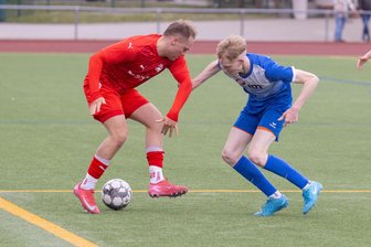 Fußball-Sachsenklasse: Fortschritt Lichtenstein gelingt beim VfB Annaberg ein astreiner „Lucky Punch“ - Der Lichtensteiner Josias Günel (links) im Zweikampf mit Annabergs Florian Weiß.