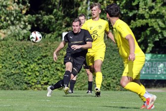 Fußball-Sachsenklasse: Fortschritt Lichtenstein mit Arbeitssieg gegen Chemnitz vor dem Derby gegen den Meeraner SV - Chemnitz II machte Lichtenstein – hier mit Patrick Herold (schwarzes Trikot) in Aktion – das Leben schwer.