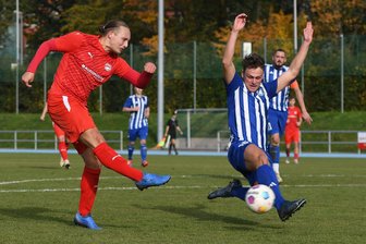 Fußball-Sachsenklasse: Fortschritt Lichtenstein präsentiert sich bei Germania Mittweida mannschaftlich geschlossen ... schlecht - Kein Durchkommen: Max Gehrmann (l.) und die anderen Fortschritt-Kicker bissen sich in Mittweida die Zähne aus.