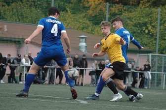 Fußball-Sachsenklasse: Frankenberger Kicker kassieren derbe Klatsche - Auf verlorenem Posten: Die Frankenberger Maximilian Milinski (r.) und Ulli Ludwig (l.) kassierten in Mülsen die nächste Niederlage.