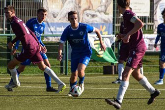 Fußball-Sachsenklasse: Frankenberger spielen vor dem Kellerduell auf Zeit - Für die Frankenberger um Tom Kunze (M.) gilt es, bei einem direkten Konkurrenten die ersten Zähler im Abstiegskampf einzusammeln.