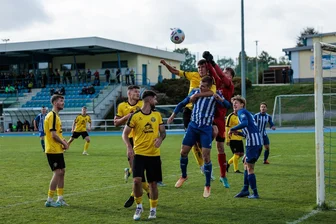 Fußball-Sachsenklasse: Germania fährt zuhause die Ernte ein - Toni Hahn (M.) wird hier von den Auerbacher Abwehrspielern zwar gut abgeschirmt, später sorgte er aber dennoch für die Vorentscheidung.
