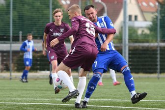 Fußball-Sachsenklasse: Germania Mittweida kassiert erste Saisonniederlage - Dominik Erl (r.) spielte gegen den BSV Irfersgrün von Beginn an. Die Mittweidaer kassierten am Samstag allerdings die erste Niederlage der Punktspielsaison.