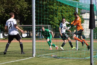 Fußball-Sachsenklasse: Gnadenlos effizienter SV Merkur Oelsnitz holt sich gegen den SC Syrau den 4:0-Derbysieg - Manuel Strobel macht hier seinen Dreierpack per Kopf perfekt. Syraus Torwart Stefan Zöphel kriegt den Ball erst hinter der Linie zu fassen.