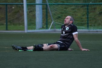 Fußball-Sachsenklasse: Ho, Ho, Ho – Der SV Merkur Oelsnitz und der Weihnachtsfeier-Spiel-Fluch - Merkurs Oliver Ketzel ärgert sich hier nach dem Abpfiff über den Spielausgang.